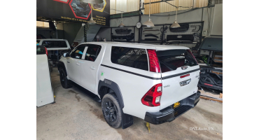 Nắp thùng cao Hilux có đèn 