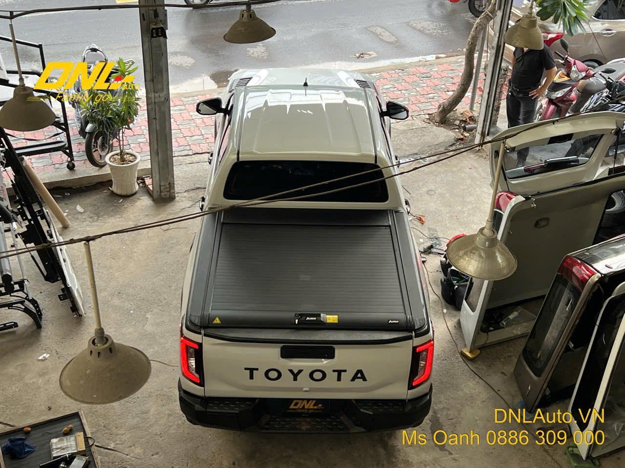 Nắp thùng cuộn cơ Hilux 2026 Anpha lắp thực tế