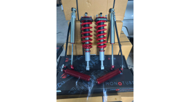 Phuộc Profender cho Toyota Hilux 2026 – Queen phía trước, bình dầu rời chỉnh Low/High Speed phía sau