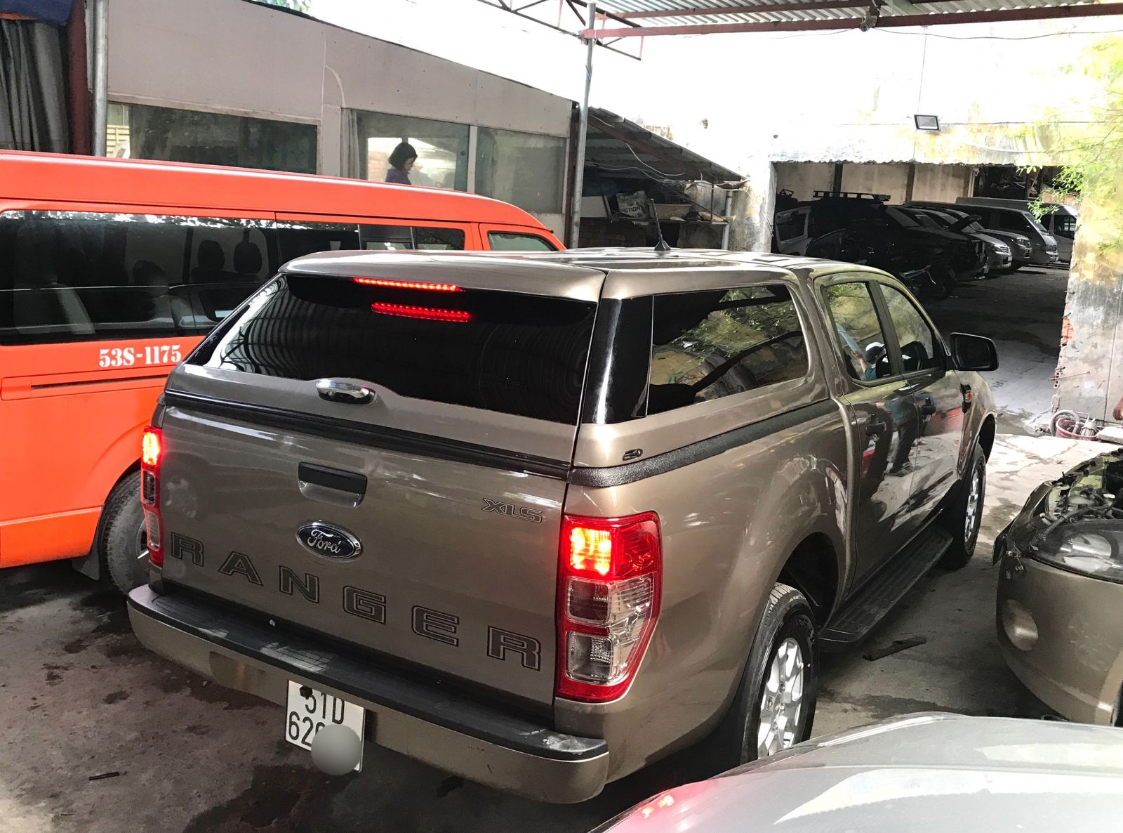 Nắp thùng cao không đèn Ford Ranger