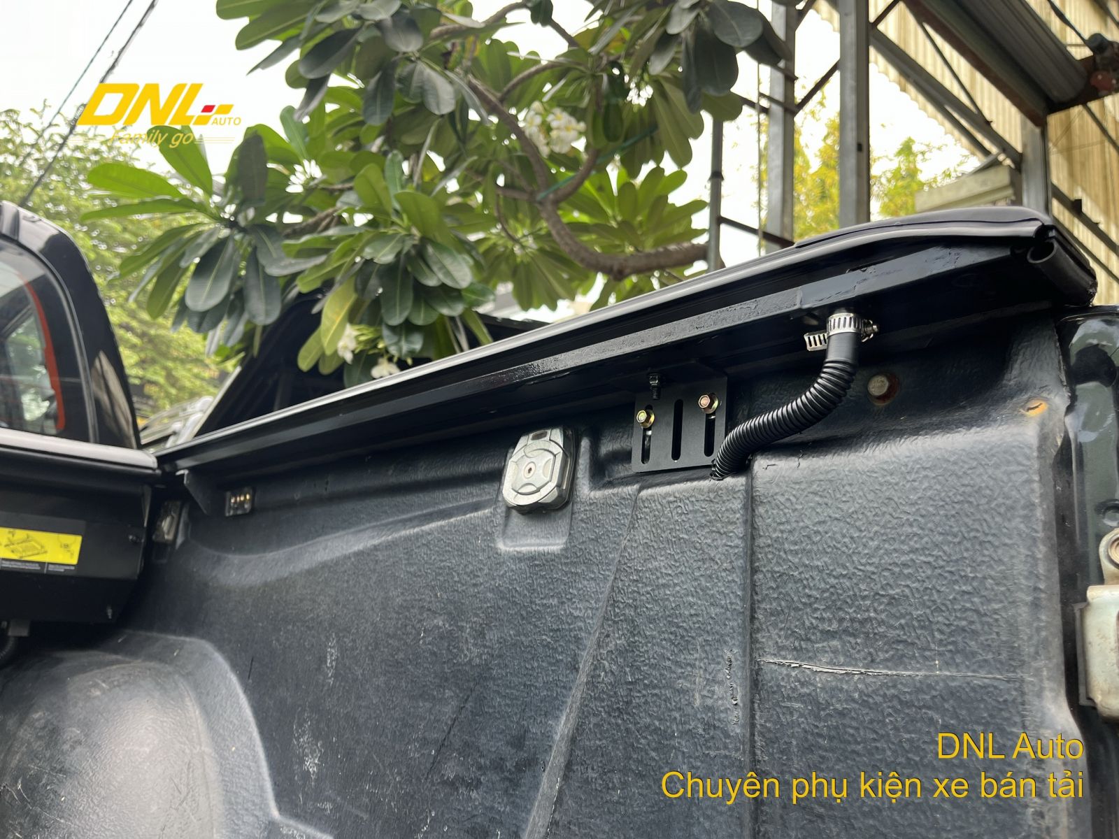 Lắp đặt nắp thùng cuộn DMAX dễ dàng không cần độ chế