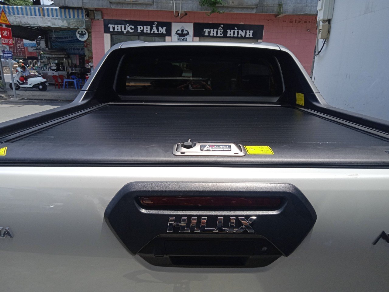 Nắp thùng cuộn Anpha lắp đặt hoàn chỉnh trên xe Hilux