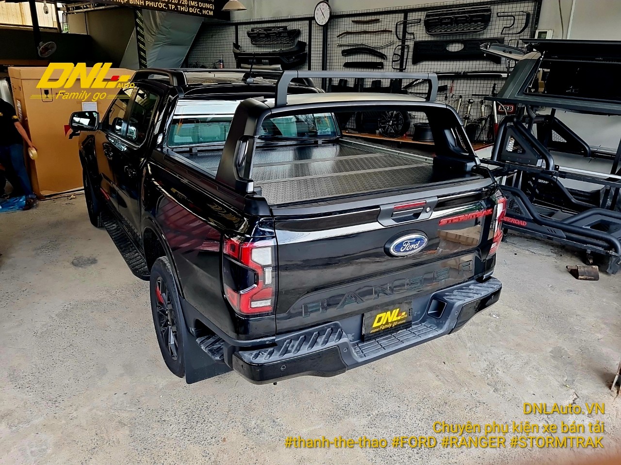 Giá nắp thùng 3 tấm Ford Ranger Stormtrak tại DNLAuto