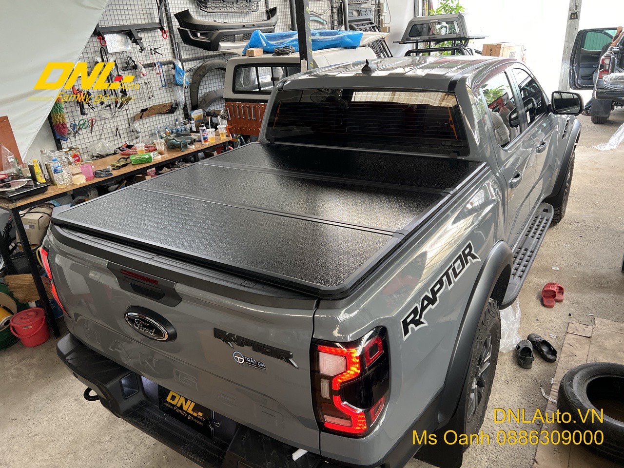 Giá nắp thùng 3 tấm Ford Ranger Raptor được cung cấp tại DNLAuto