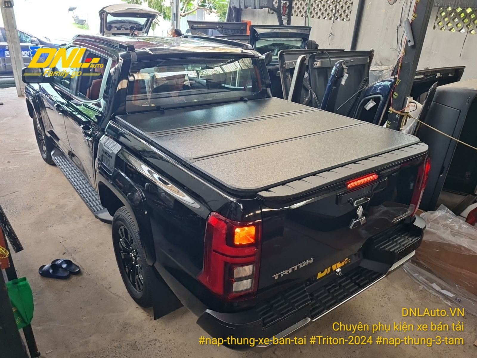 Giá nắp thùng 3 tấm Mitsubishi Triton tại DNLAuto