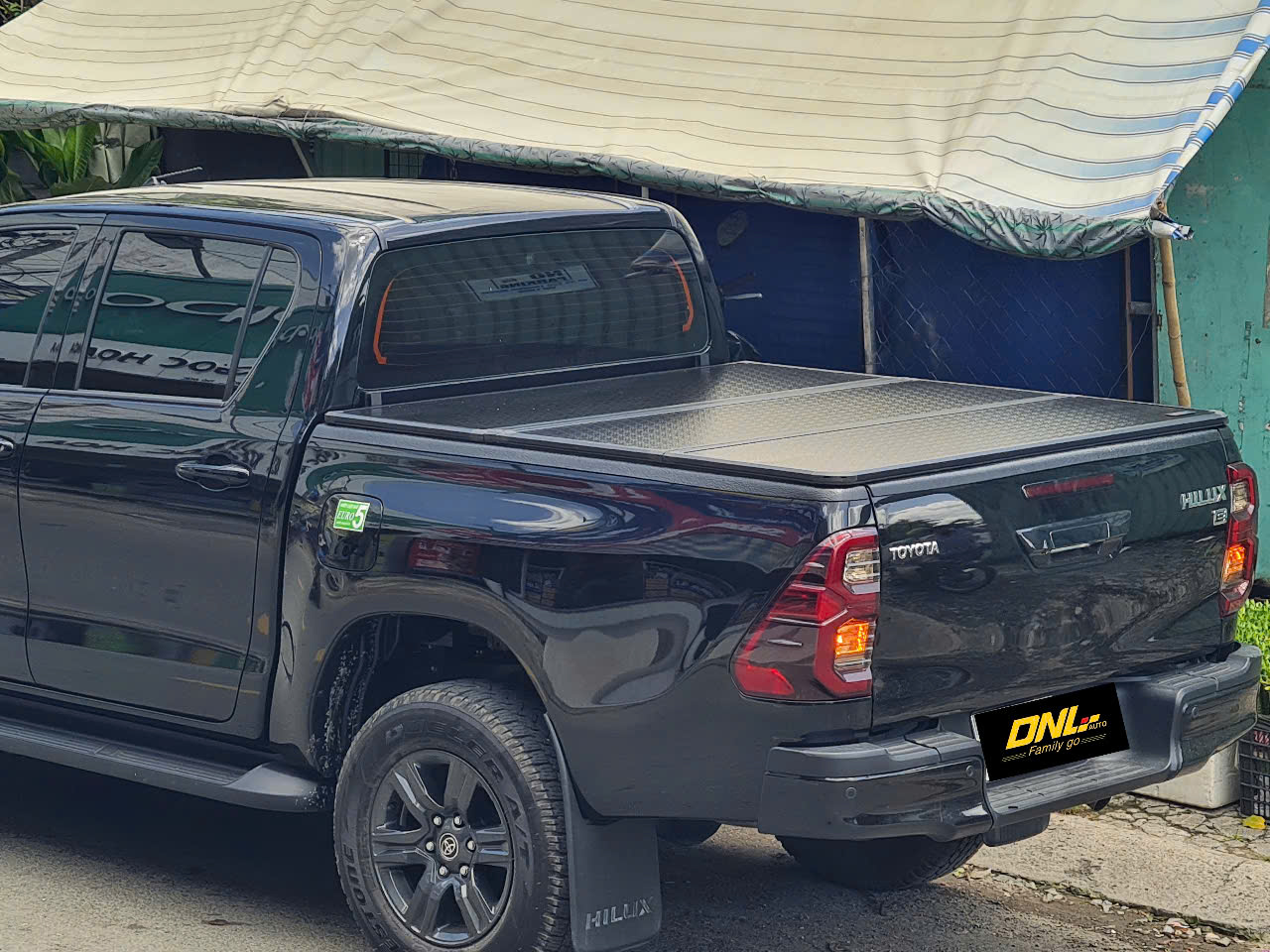 Giá nắp thùng 3 tấm Toyota Hilux được DNLAuto cung cấp và lắp đặt tại TPHCM
