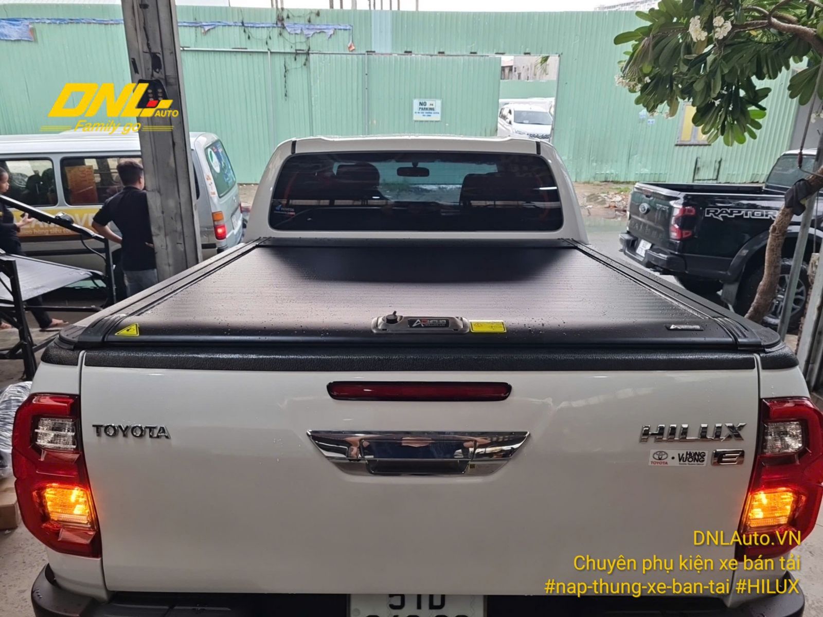 Giá nắp thùng cuộn cơ Toyota Hilux được DNLAuto cung cấp và lắp đặt tại TPHCM