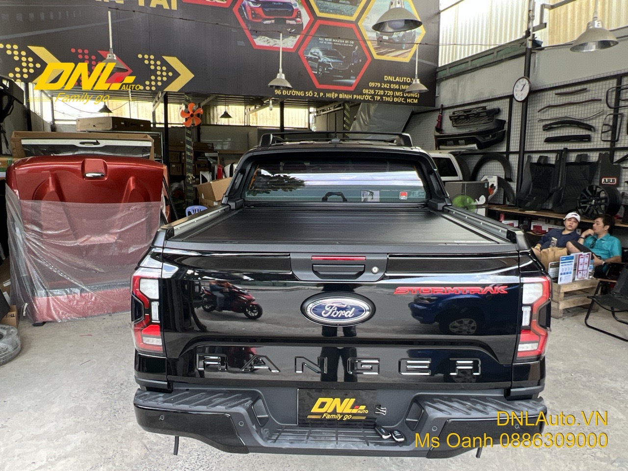 Giá nắp thùng cuộn điện Ford Ranger Stormtrak tại DNLAuto