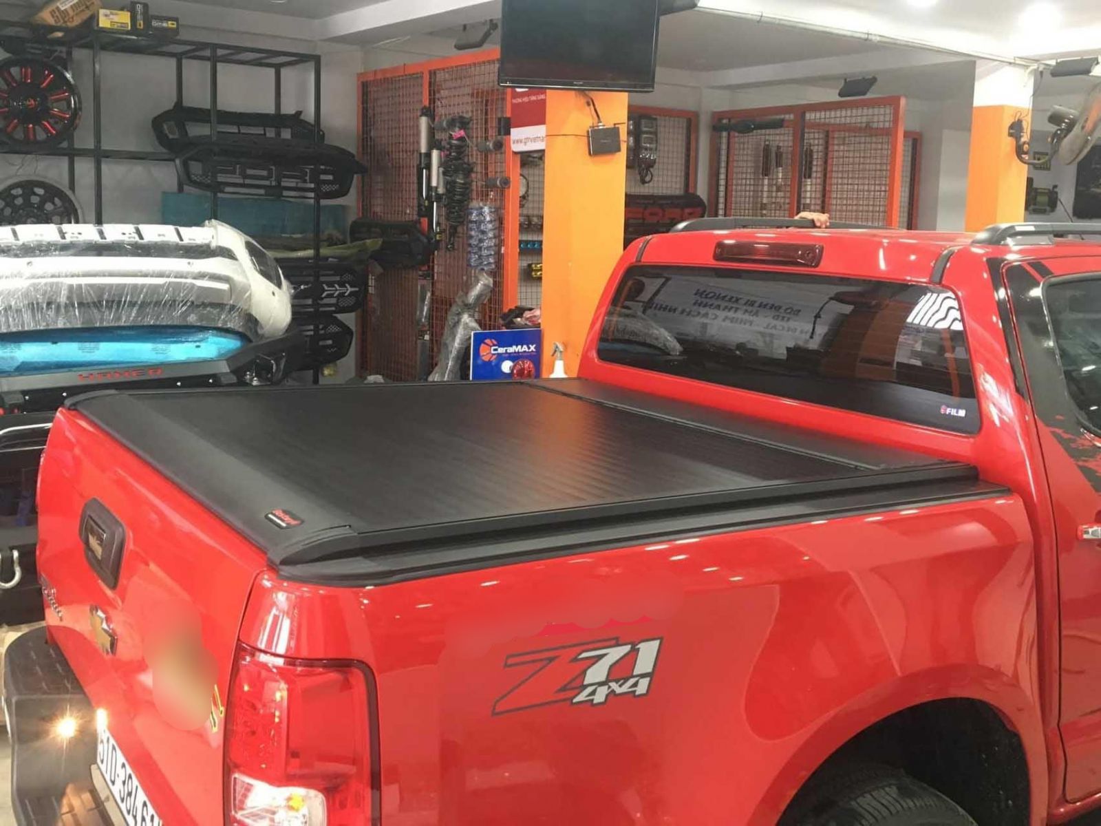 Giá nắp thùng cuộn điện Chevrolet Colorado tại DNLAuto