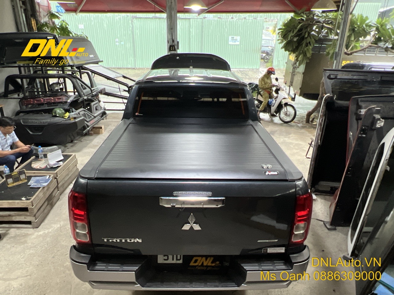 Giá nắp thùng cuộn điện Mitsubishi Triton tại DNLAuto