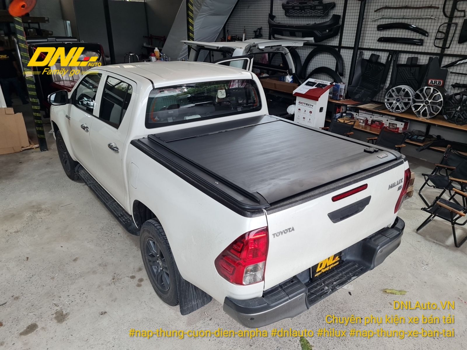 Giá nắp thùng cuộn điện Toyota Hilux được DNLAuto cung cấp và lắp đặt tại TPHCM