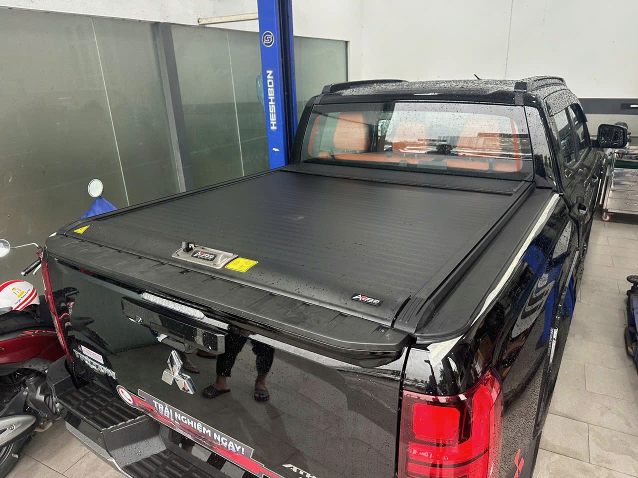 Giá nắp thùng cuộn cơ Mitsubishi Triton tại DNLAuto