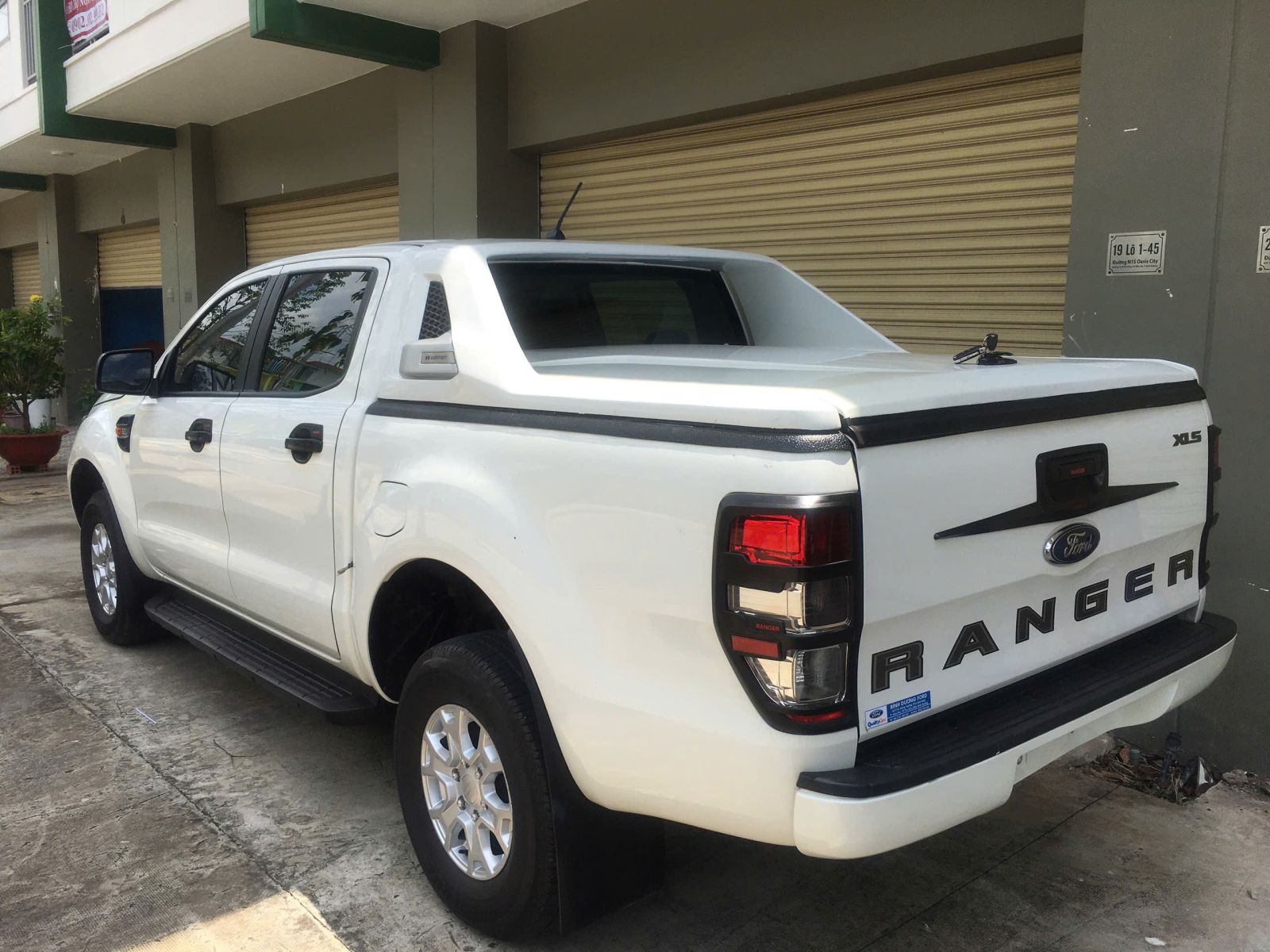 hanh thanh lý nắp thùng thấp Ford Ranger 2013-2022