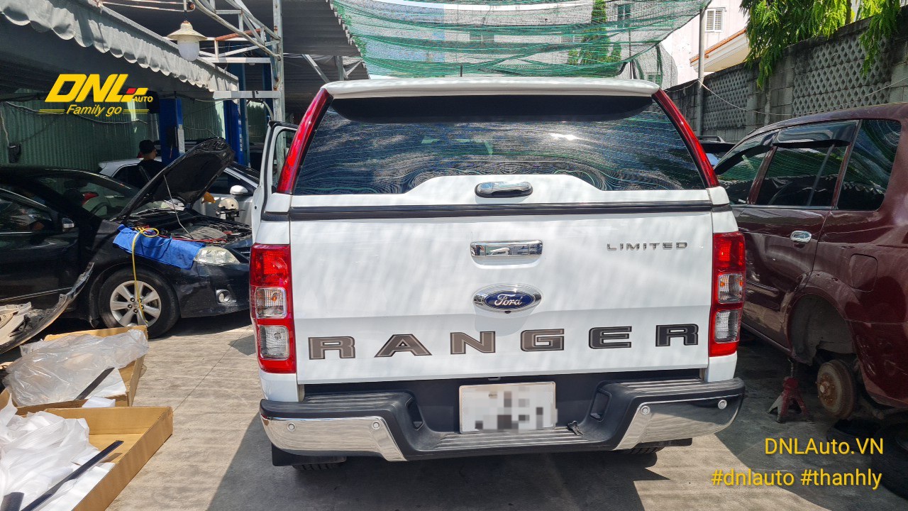 Kính nắp thùng cao Ford Ranger