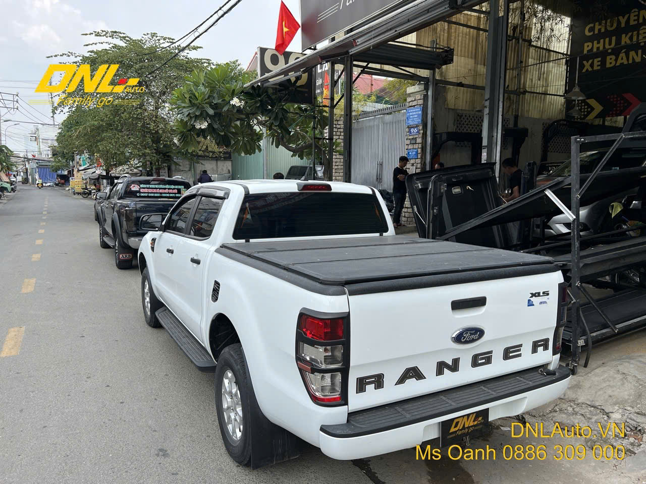 hanh lý nắp thùng 3 tấm Ford Ranger đời 2013-2022