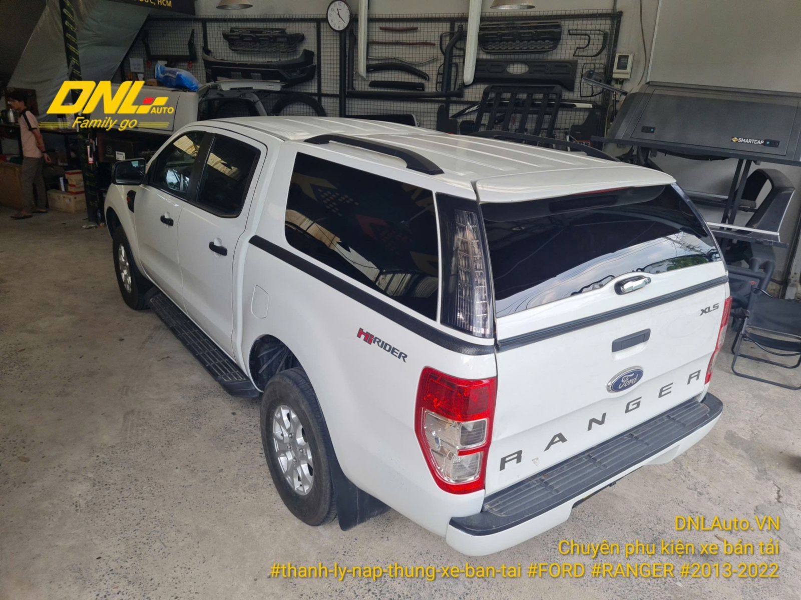 thanh lý nắp thùng cao có đèn cho xe Ford Ranger đời 2013-2022