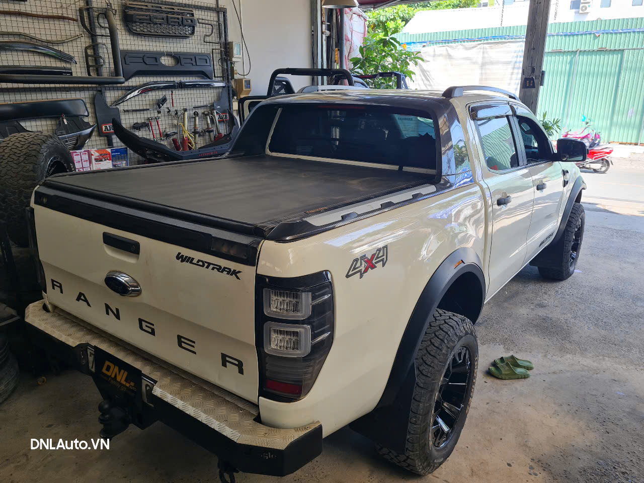 Thanh lý nắp thùng cuộn bạt Tontop cho Ford Ranger Wildtrak đời 2013-2022