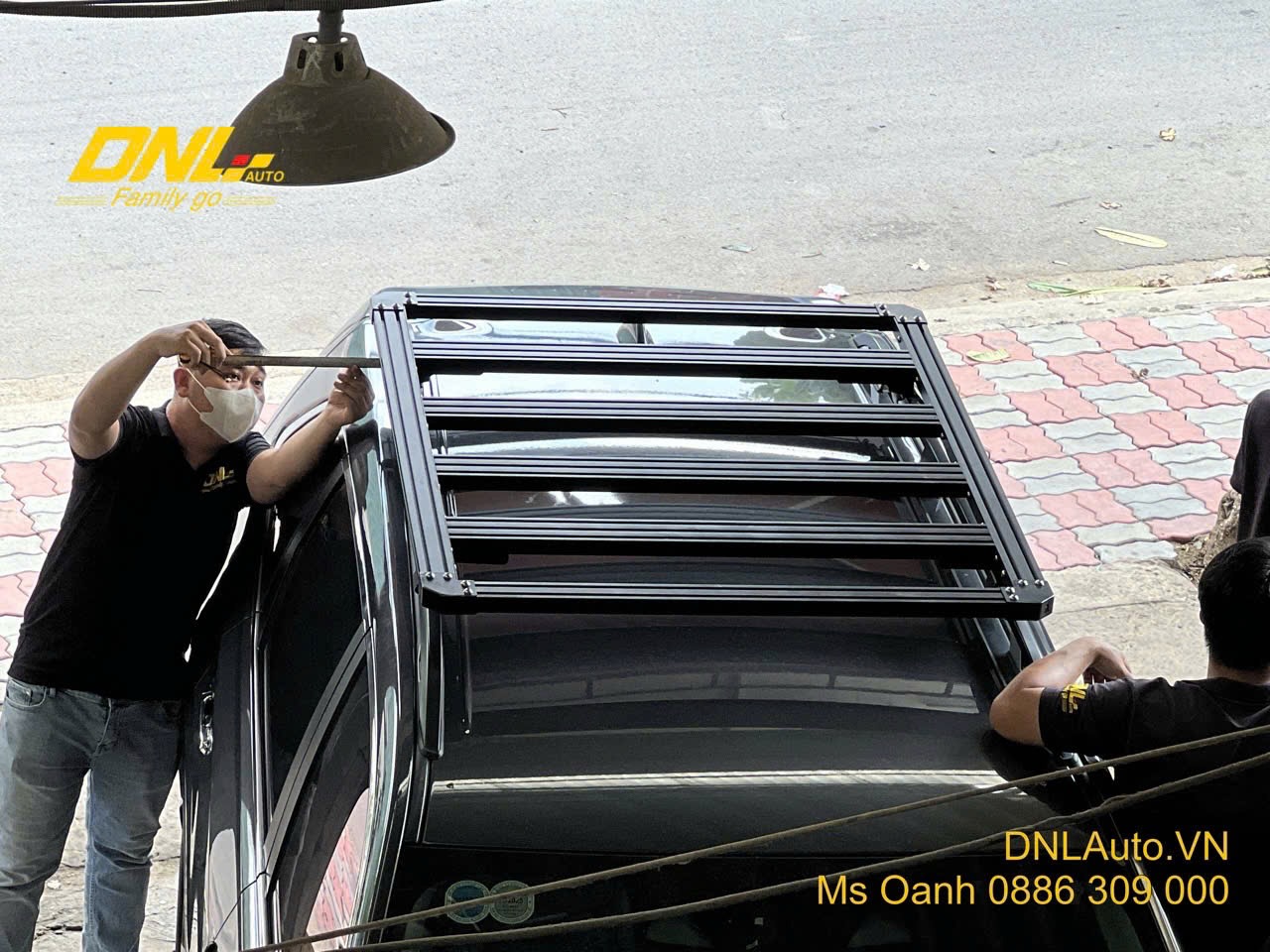 Đặt baga và cân chỉnh vị trí chuẩn cho baga trên mui xe