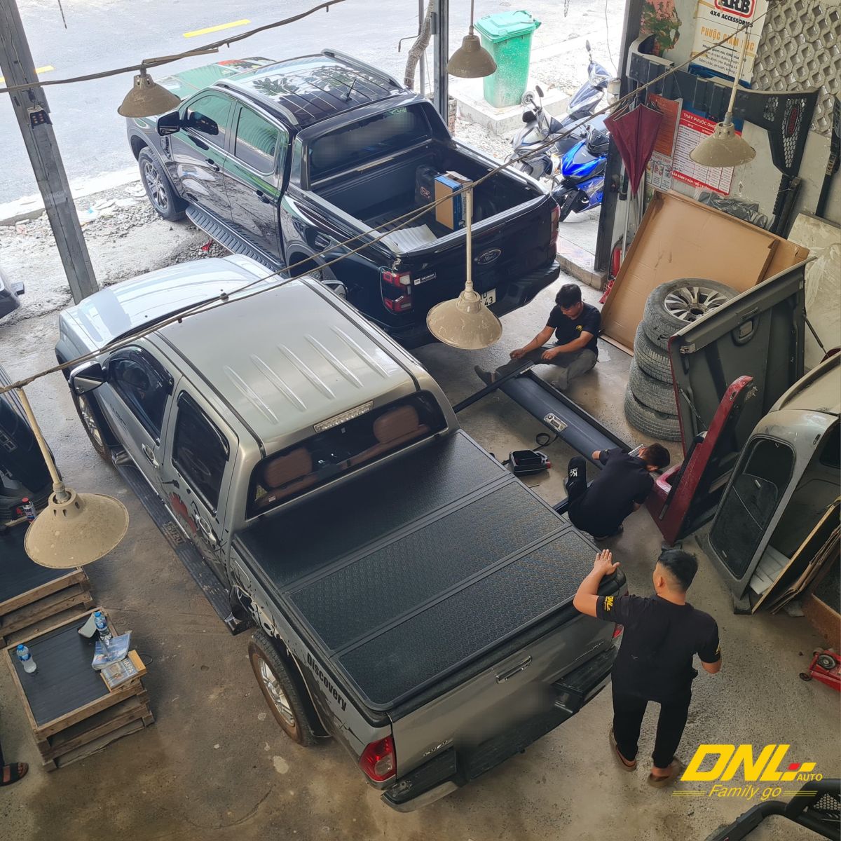 Xưởng lắp đặt nắp thùng xe bán tải DNLAuto uy tín tại TPHCM với đầy đủ các dòng xe Ranger, Triton, Hilux chờ thi công