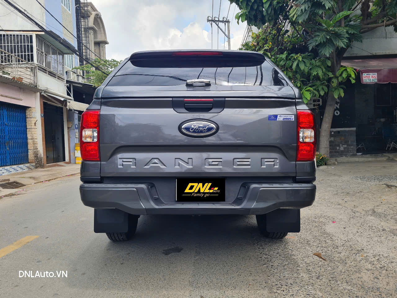 Cản sau Ford Ranger giúp bạn dễ dàng hơn trong việc bước lên và làm việc với thùng xe của mình.