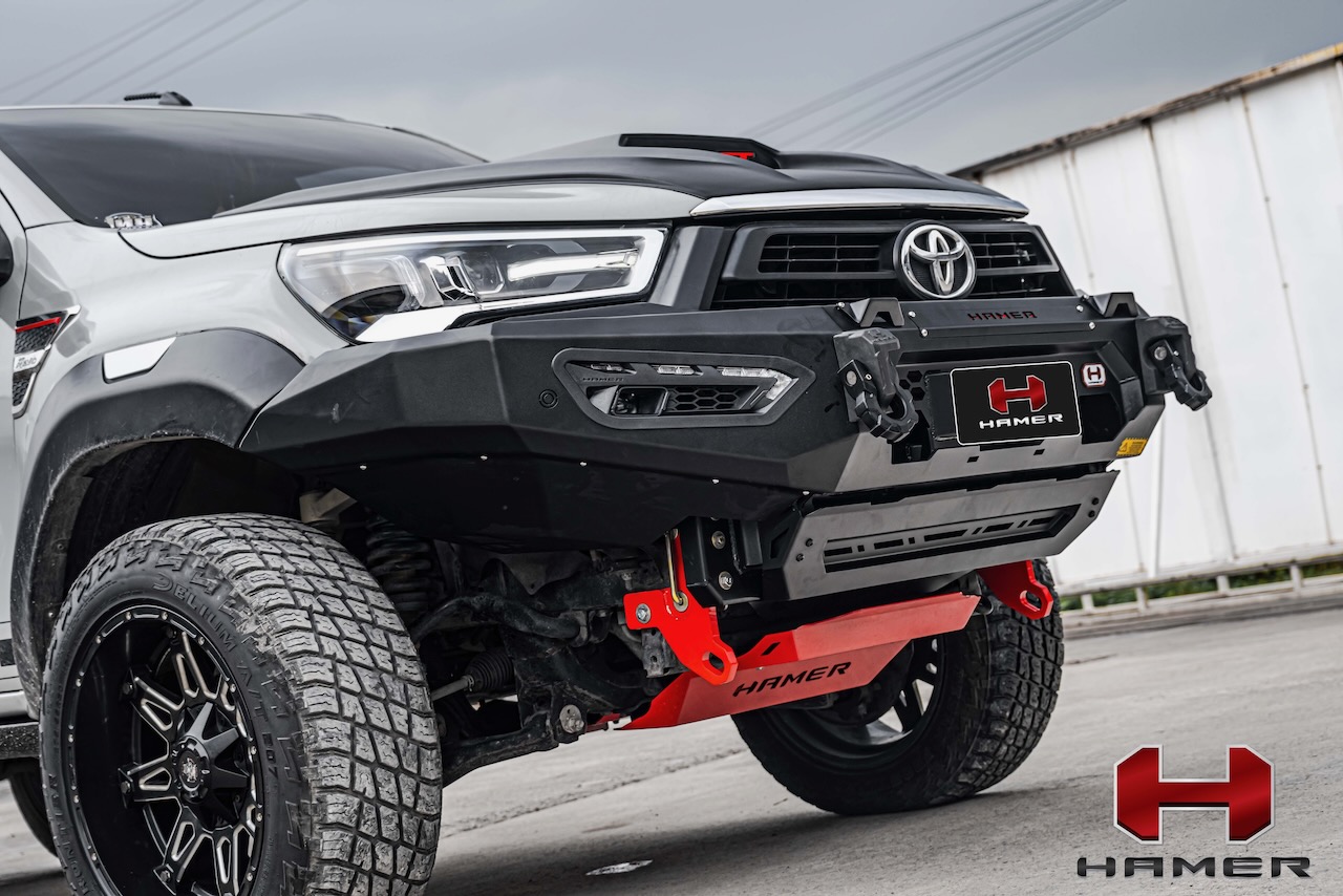 tấm ốp dưới cản giúp bảo vệ thêm các bộ phận bên dưới đầu xe HILUX