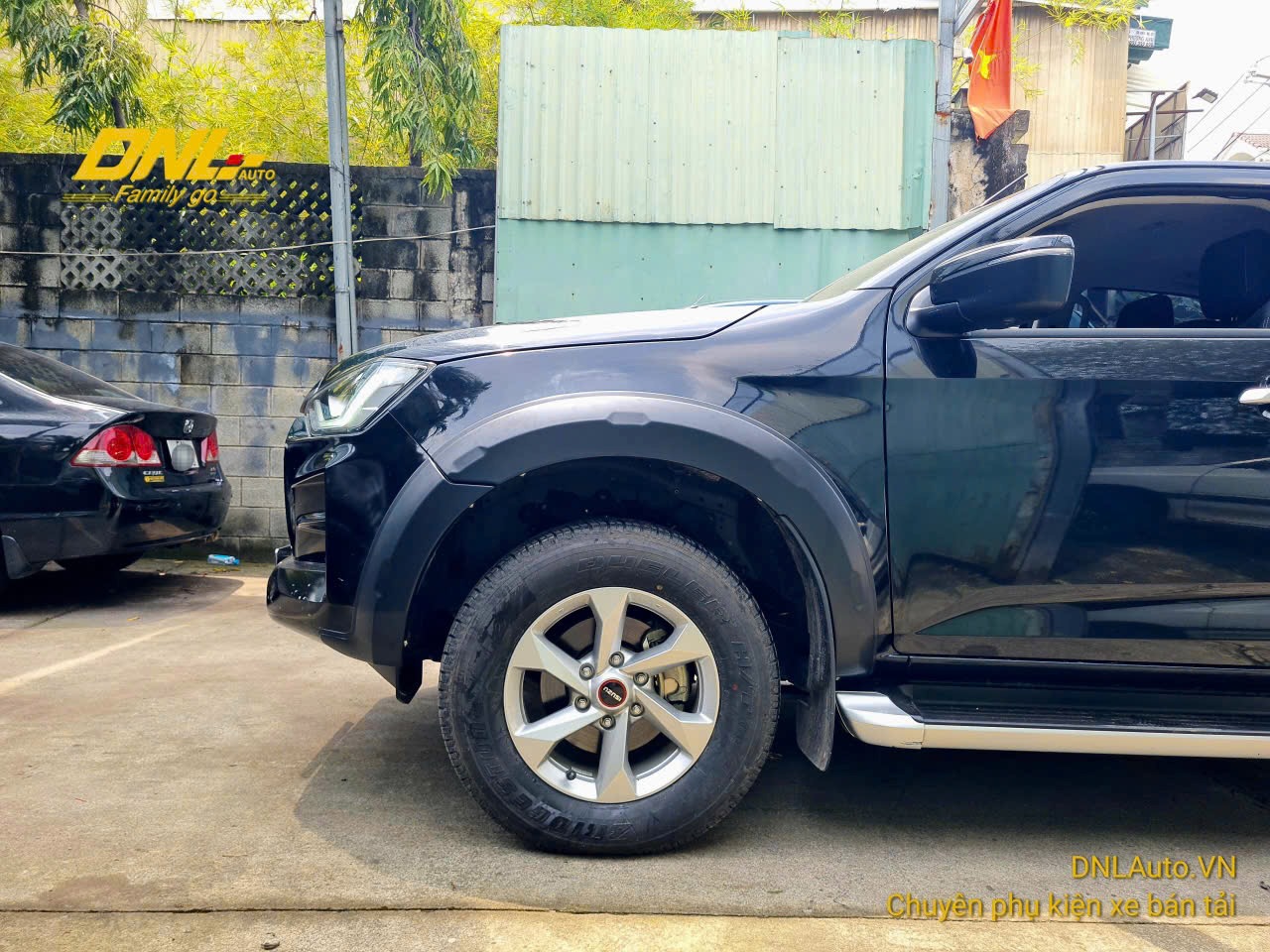 ốp cua lốp DMAX 2025 tại DNL Auto