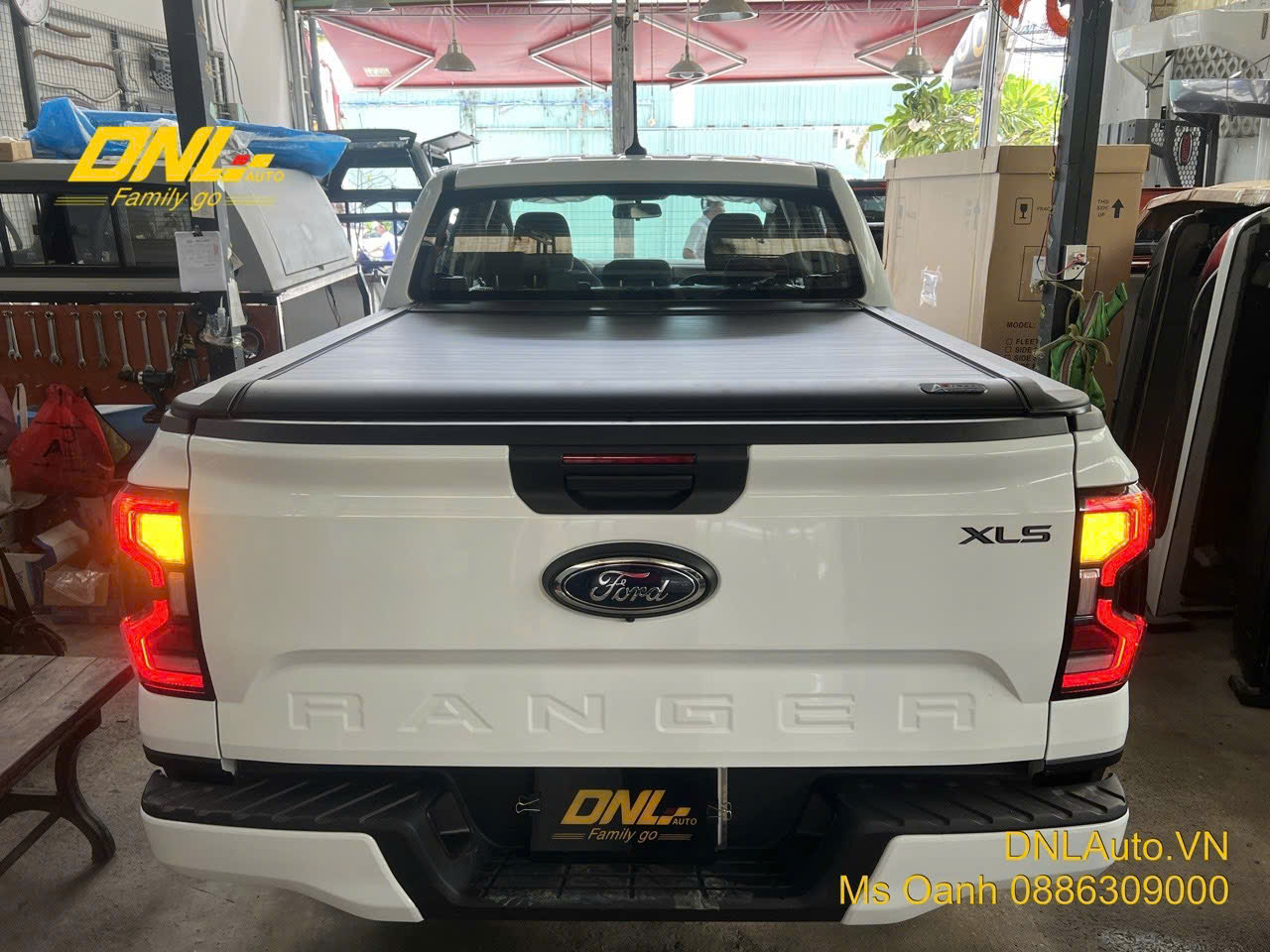 Đèn hậu WILDTRAK dành cho FORD RANGER ở chế độ xi nhan
