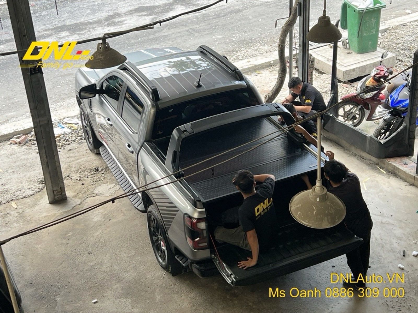 Đội ngũ kỹ thuật DNLAuto thi công lắp đặt nắp thùng xe bán tải chuyên nghiệp tại 96 Đường số 2, Hiệp Bình Phước, Thủ Đức.