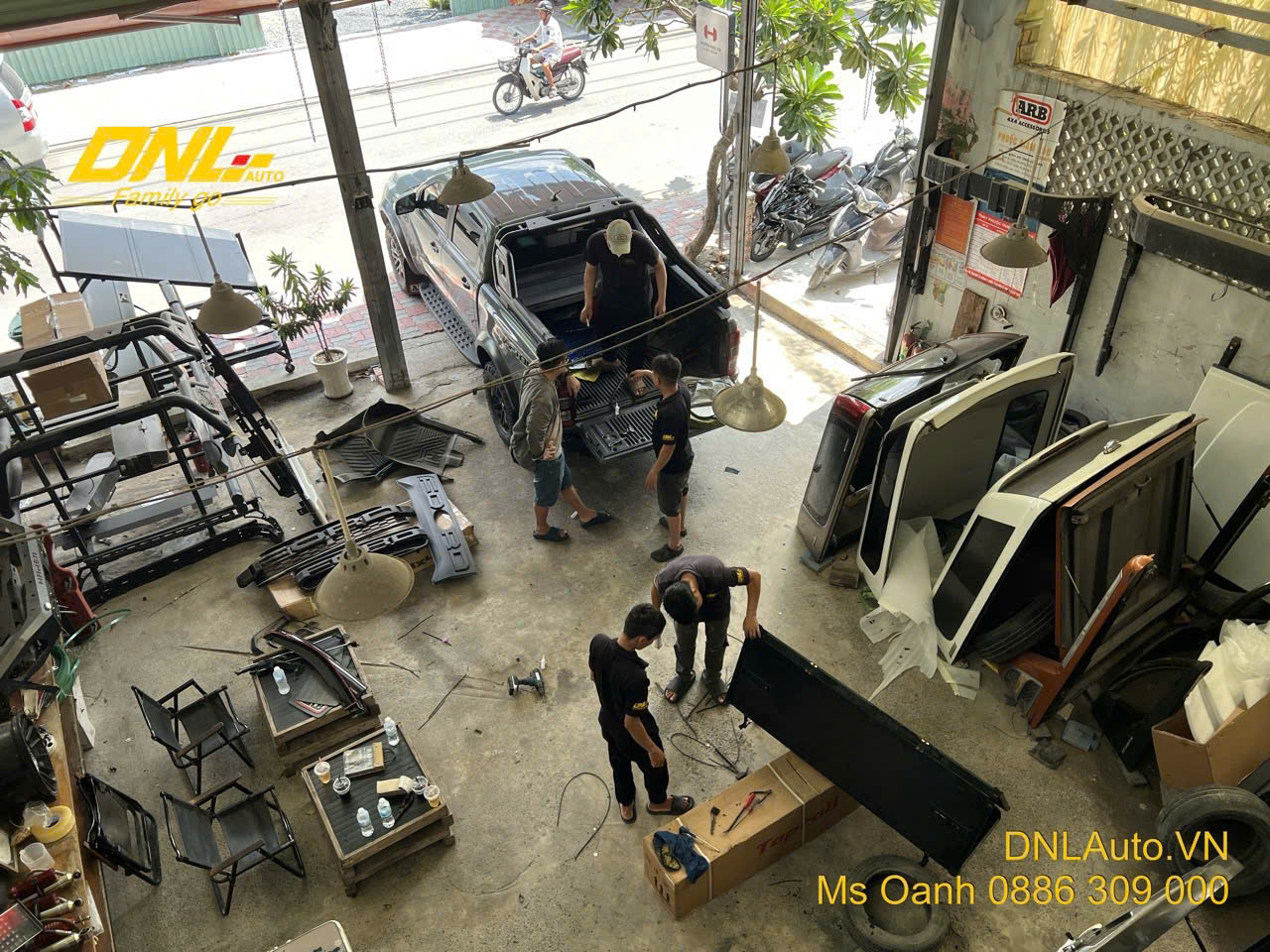 Kỹ thuật viên ráp nắp thùng tại xưởng DNL Auto