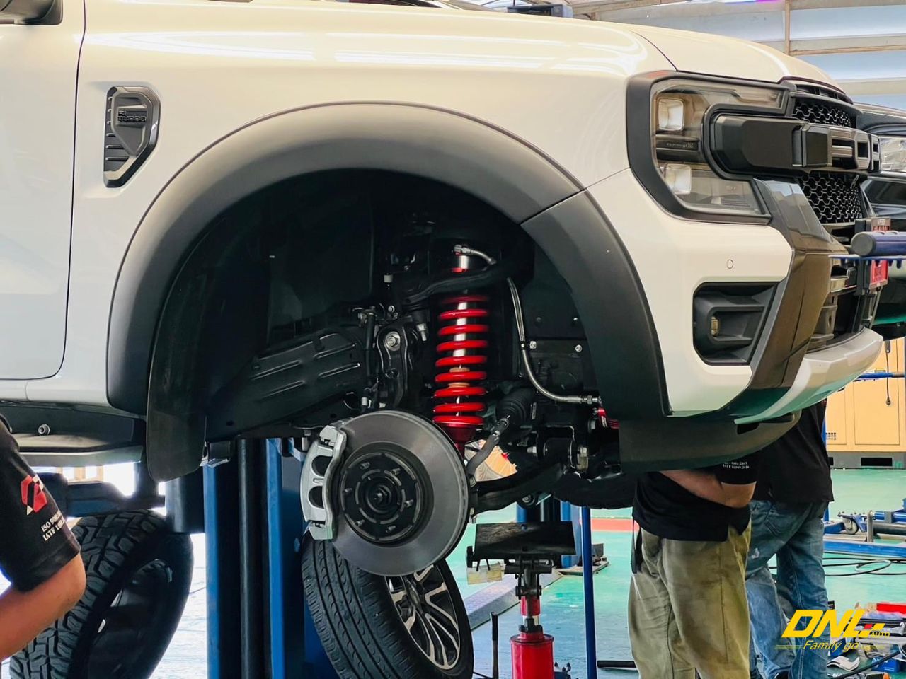 Phuộc Profender OEM 2.5 tại bánh trước của xe Ford Ranger Nextgen