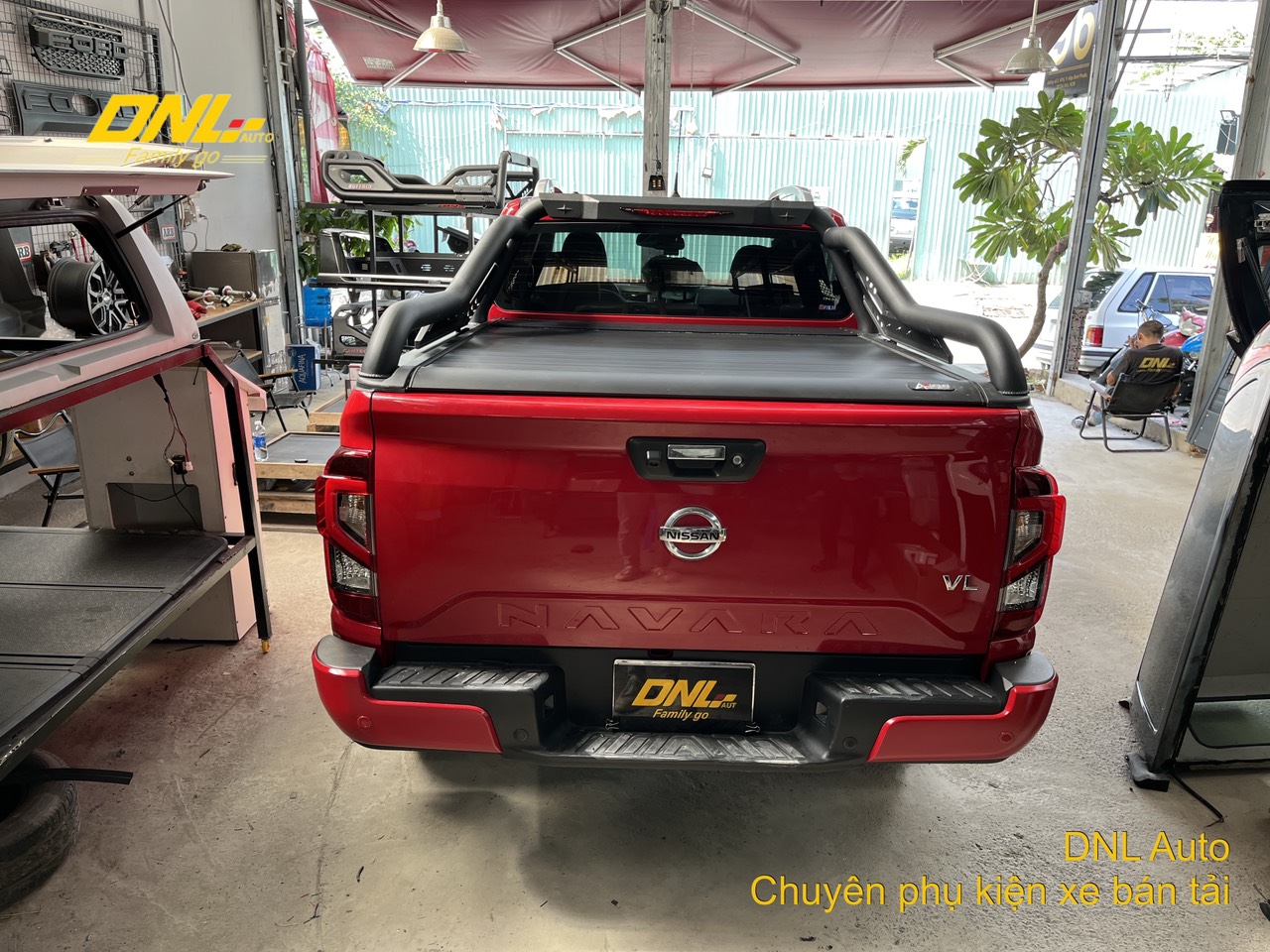 Giá nắp thùng cuộn điện Nissan Navara do DNLAuto cung cấp và lắp đặt tại TPHCM