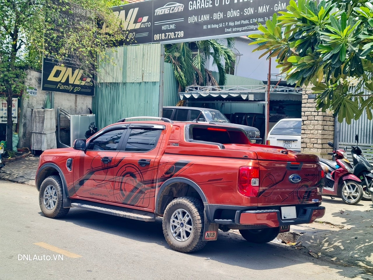 Xe bán tải Ford Ranger Wildtrak lắp nắp thùng thấp chính hãng, không cần hoán cải tại DNLAuto.