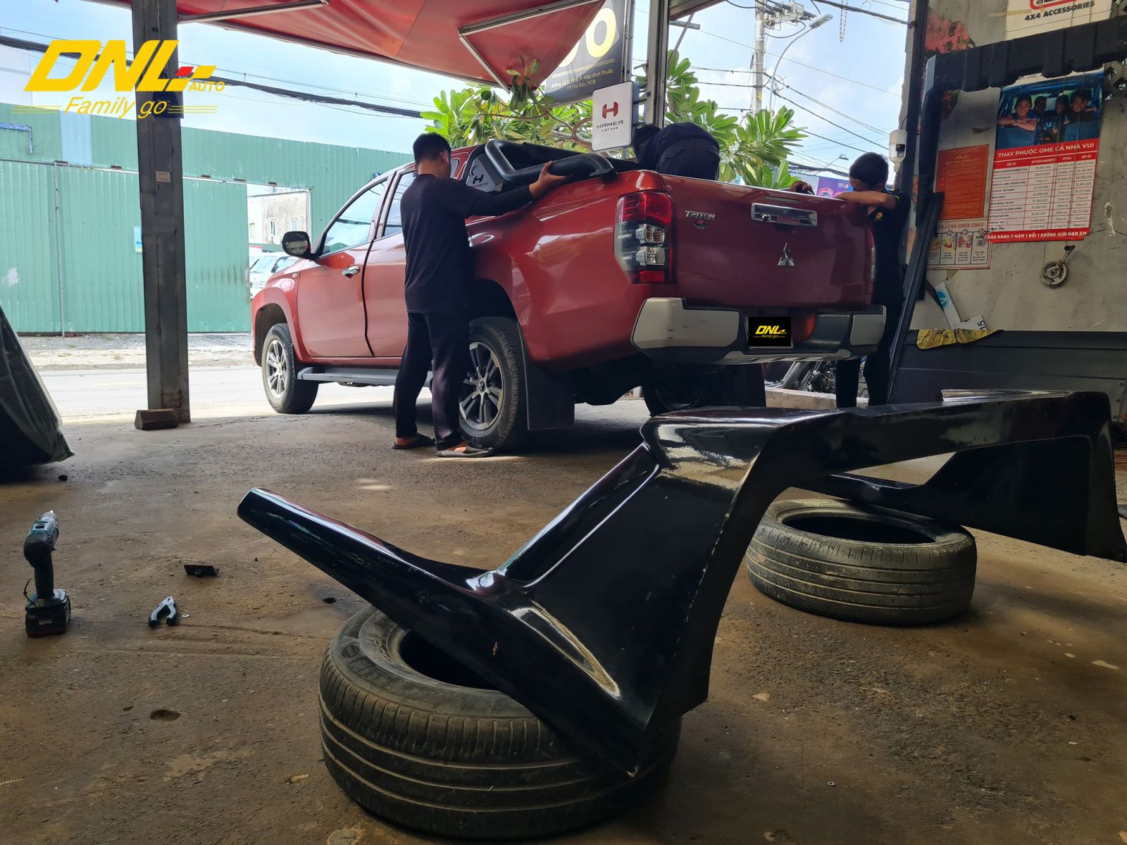 Gara DNLAuto đang thi công nắp thùng cuộn điện xe bán tải 