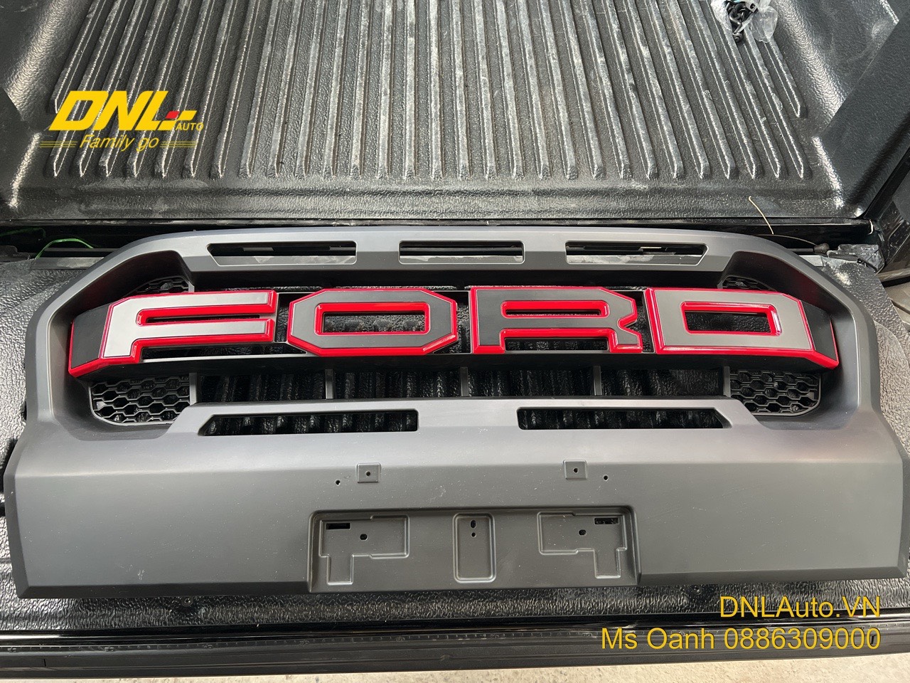 Mặt calang chữ FORD lớp với màu sơn đen chỉ đỏ bao quanh là điểm nhấn cho phần đầu xe bán tải Ford Ranger Wildtrak