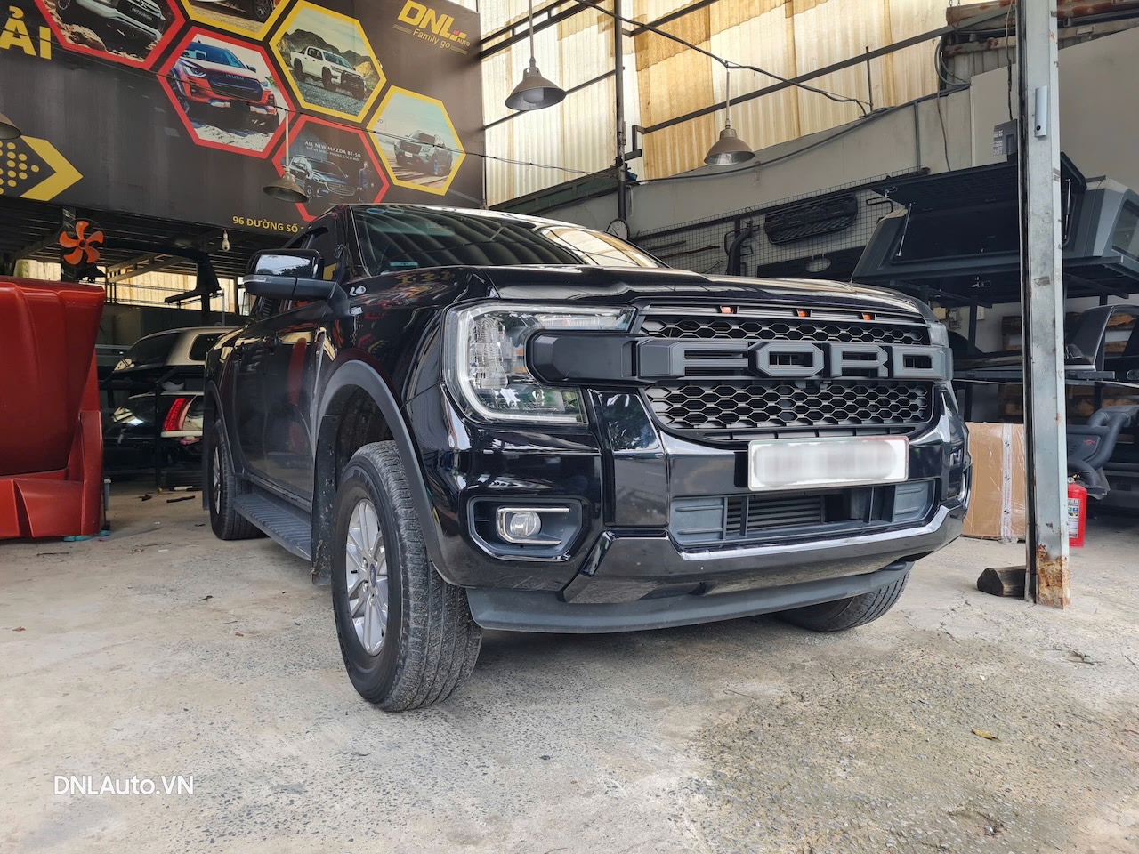 Mặt calang chữ FORD thiết kế chuẩn, bắt theo ngàm zin rất dễ dàng