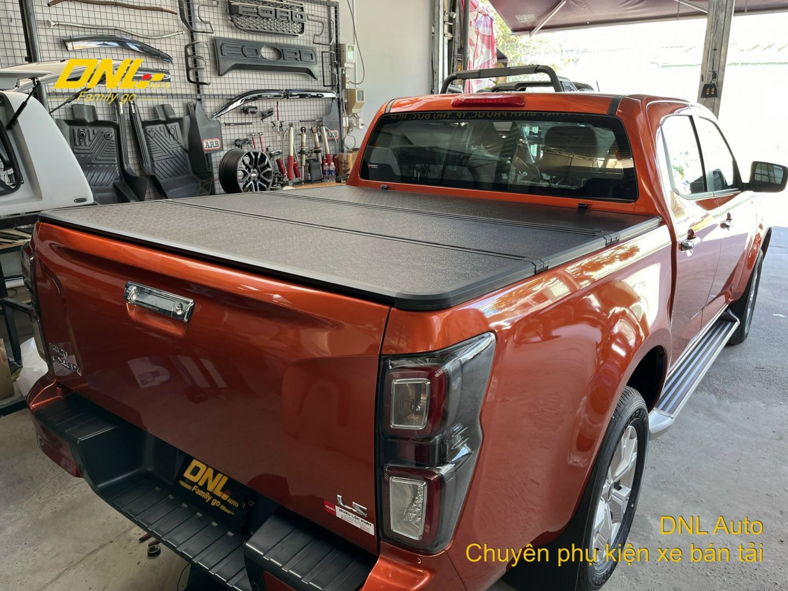 nắp thùng 3 tấm Dmax