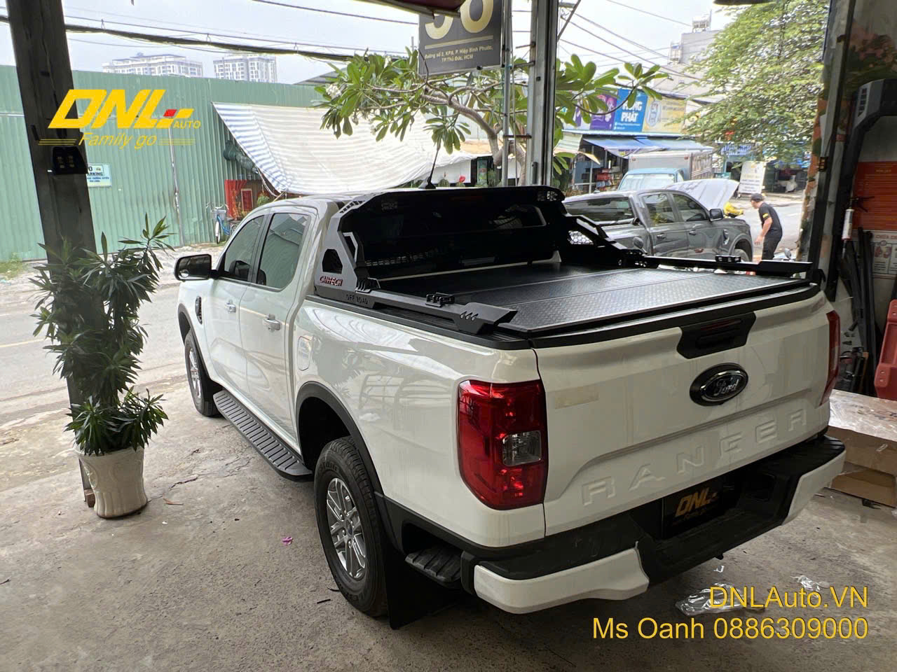 Nắp thùng 3 tấm Ford Ranger Nextgen kết hợp thanh thể thao VT09 được lắp đặt tại DNL Auto