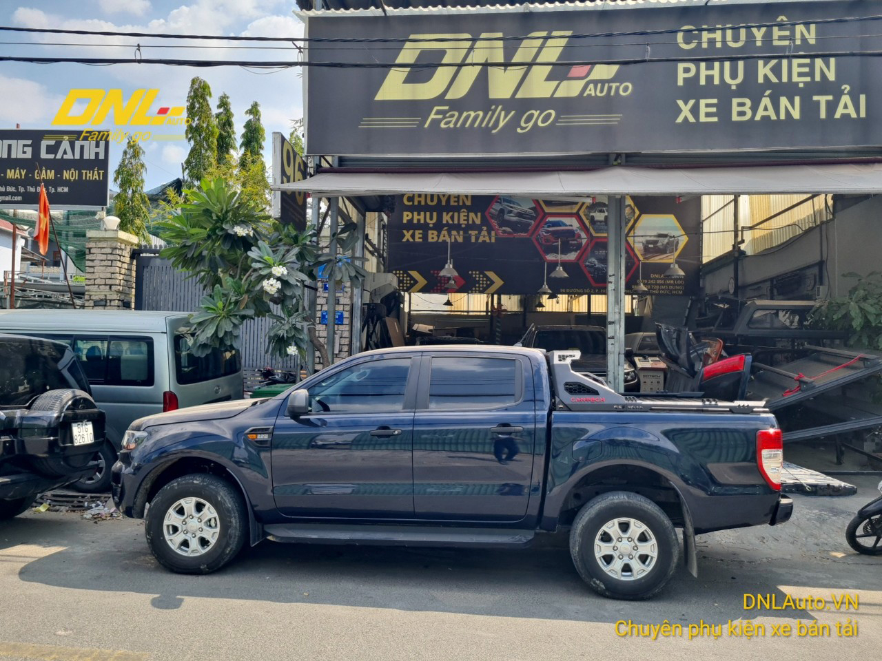 Nắp thùng 3 tấm Ford Ranger và thanh thể thao thép VT09