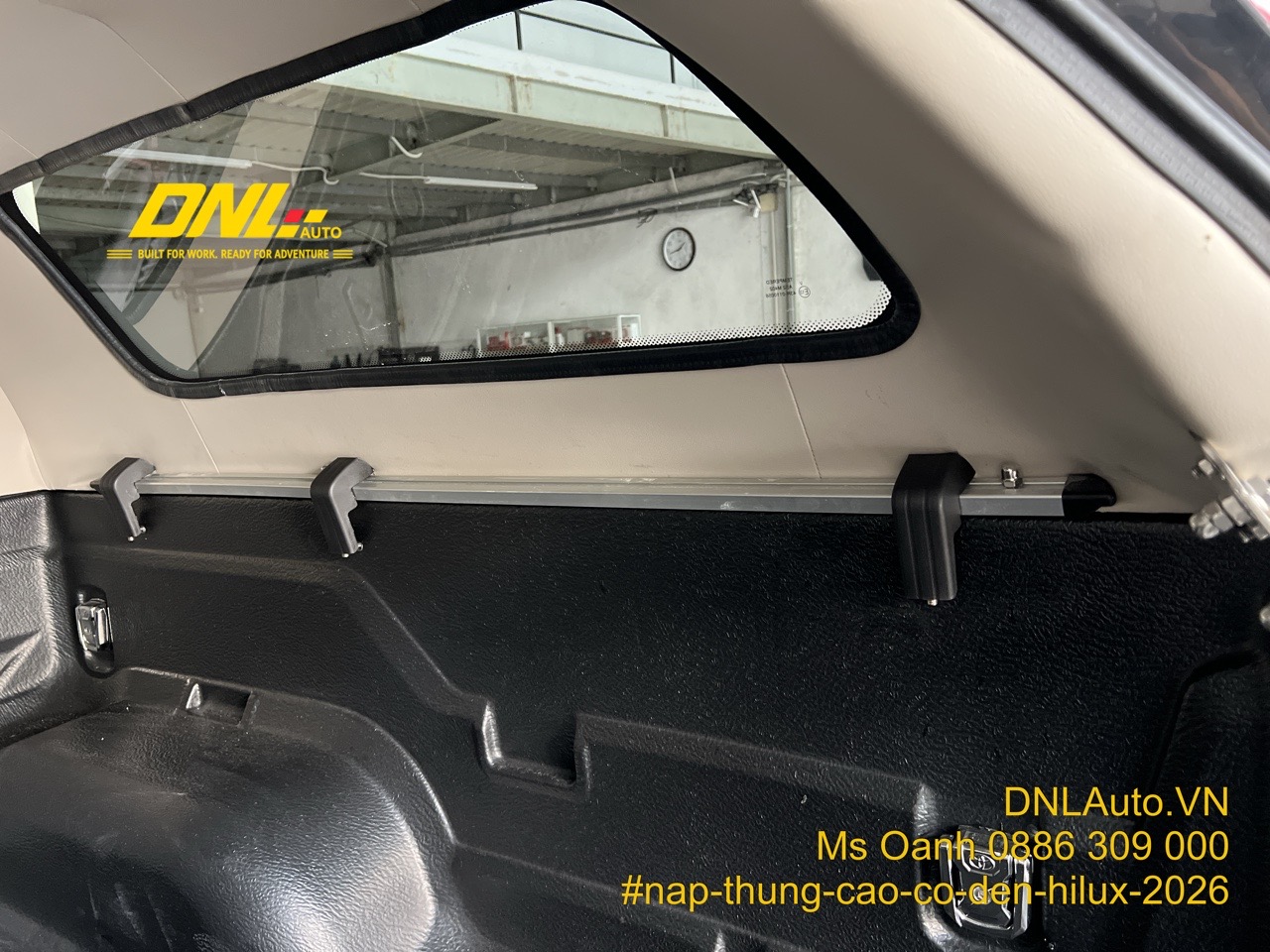 Nắp thùng cao HILUX 2026 được bắt chặt vào thành thùng với các ngàm thiết kế chắc chắc