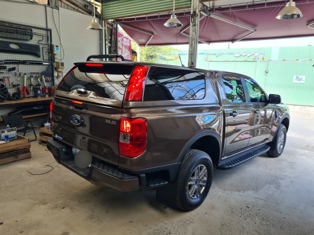 nắp thùng cao lắp đặt trên Ford Ranger