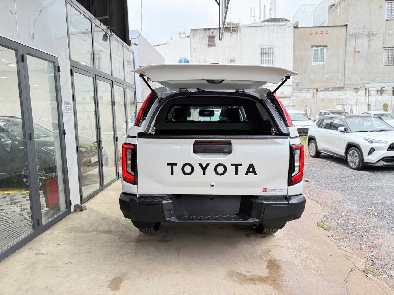 Dễ dàng lắp đặt nắp thùng cao HILUX 2026