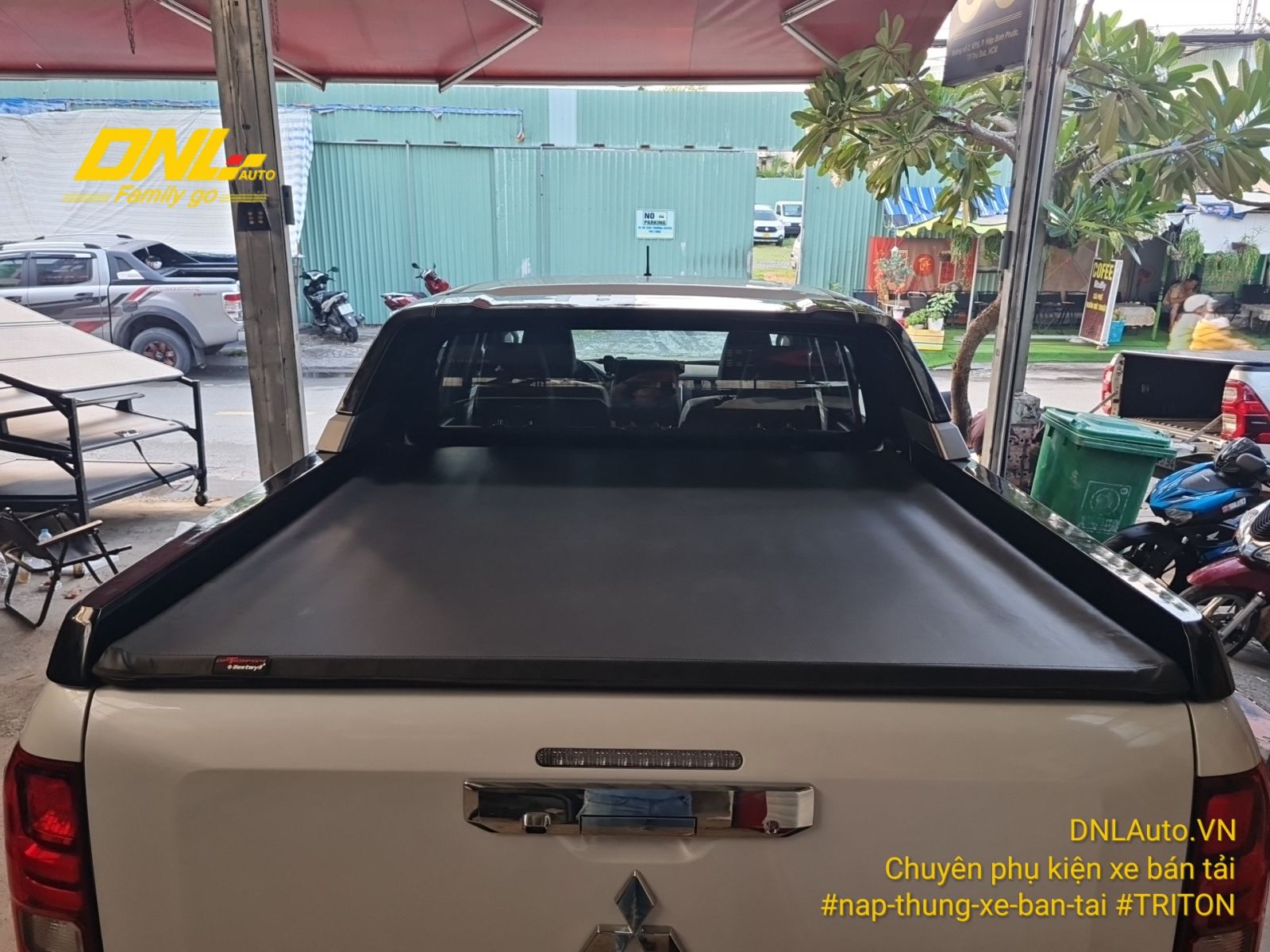 Nắp thùng được thiết kế với khung nhôm cứng cáp và các khung ngang bằng nhôm để đỡ bạt