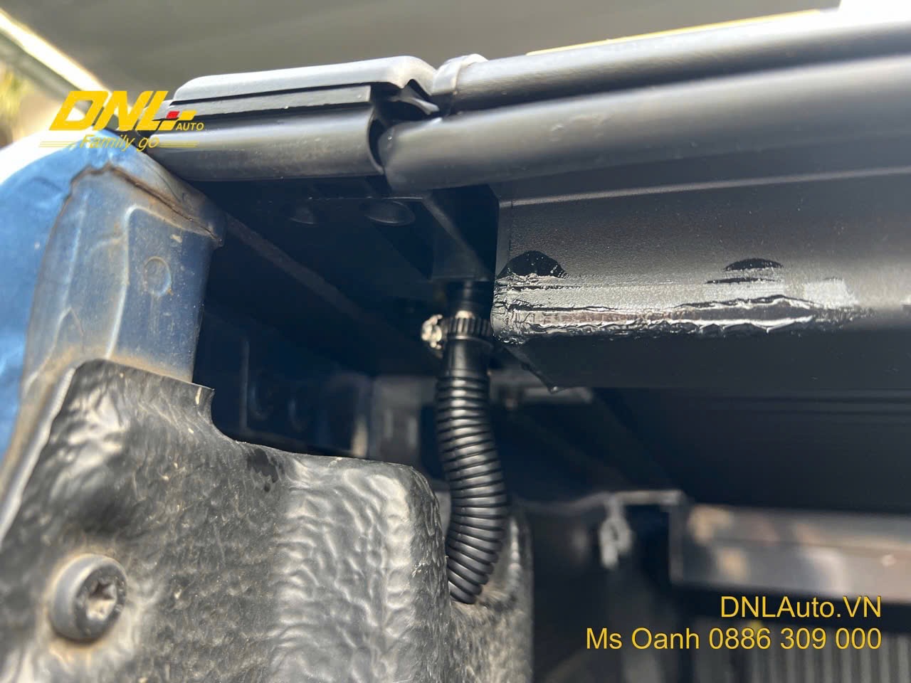 Nắp thùng cuộn cơ ANPHA có 4 ống thoát nước và ray hứng nước ở 2 bên thành thùng