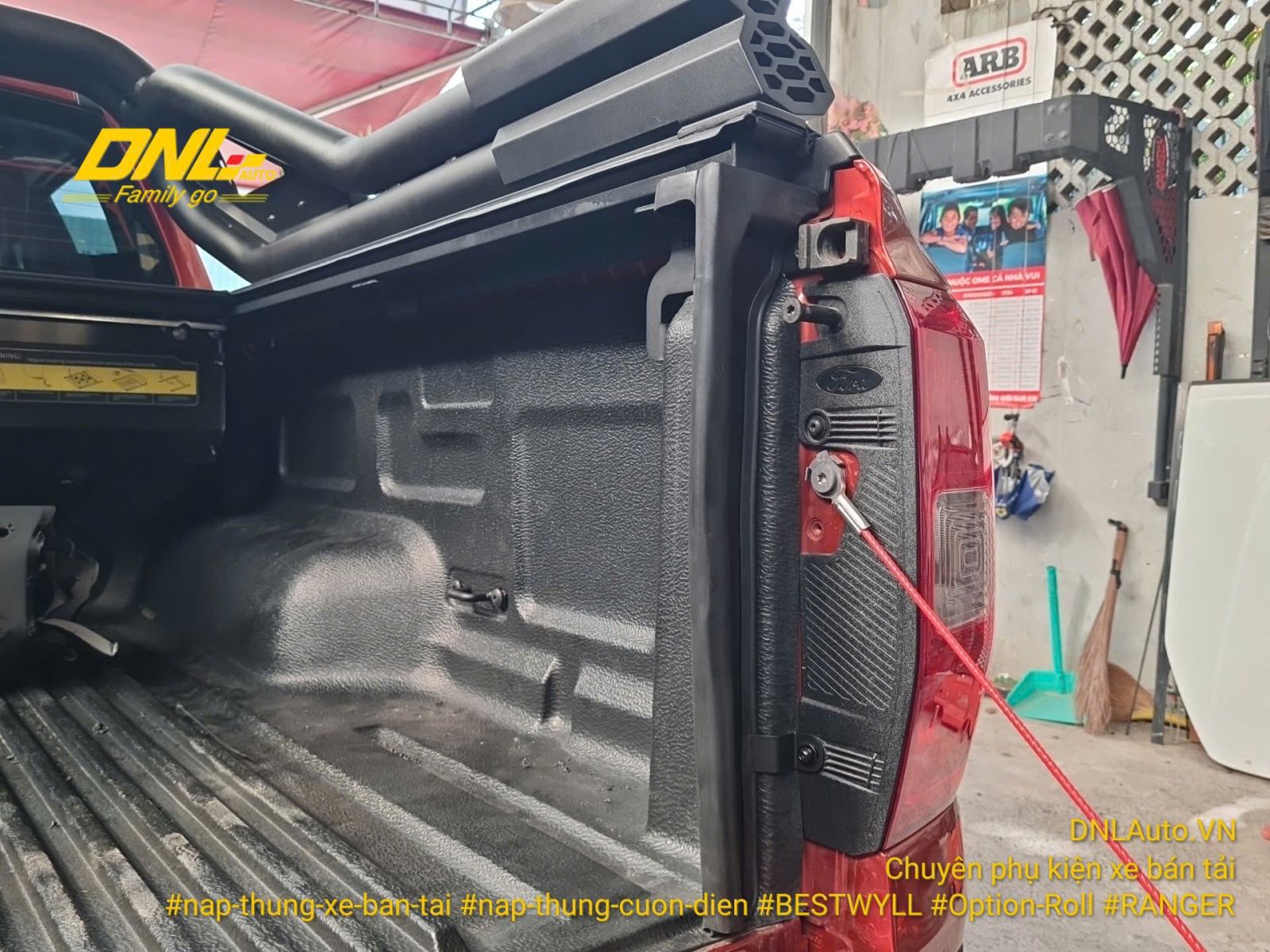 Nắp thùng cuộn cơ Option cho Ford Ranger Nextgen được trang bị thêm bộ ron bên hông bửng sau, chống nước chống bụi tốt hơn