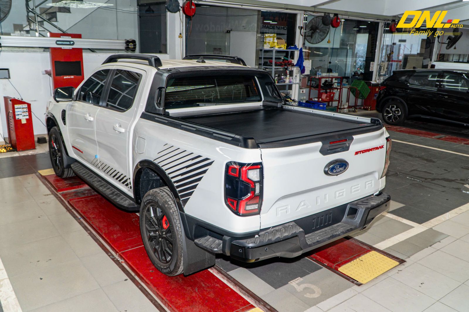 Nắp thùng cuộn cơ OPTION H130 trên xe Ford Ranger Stormtrak 2025