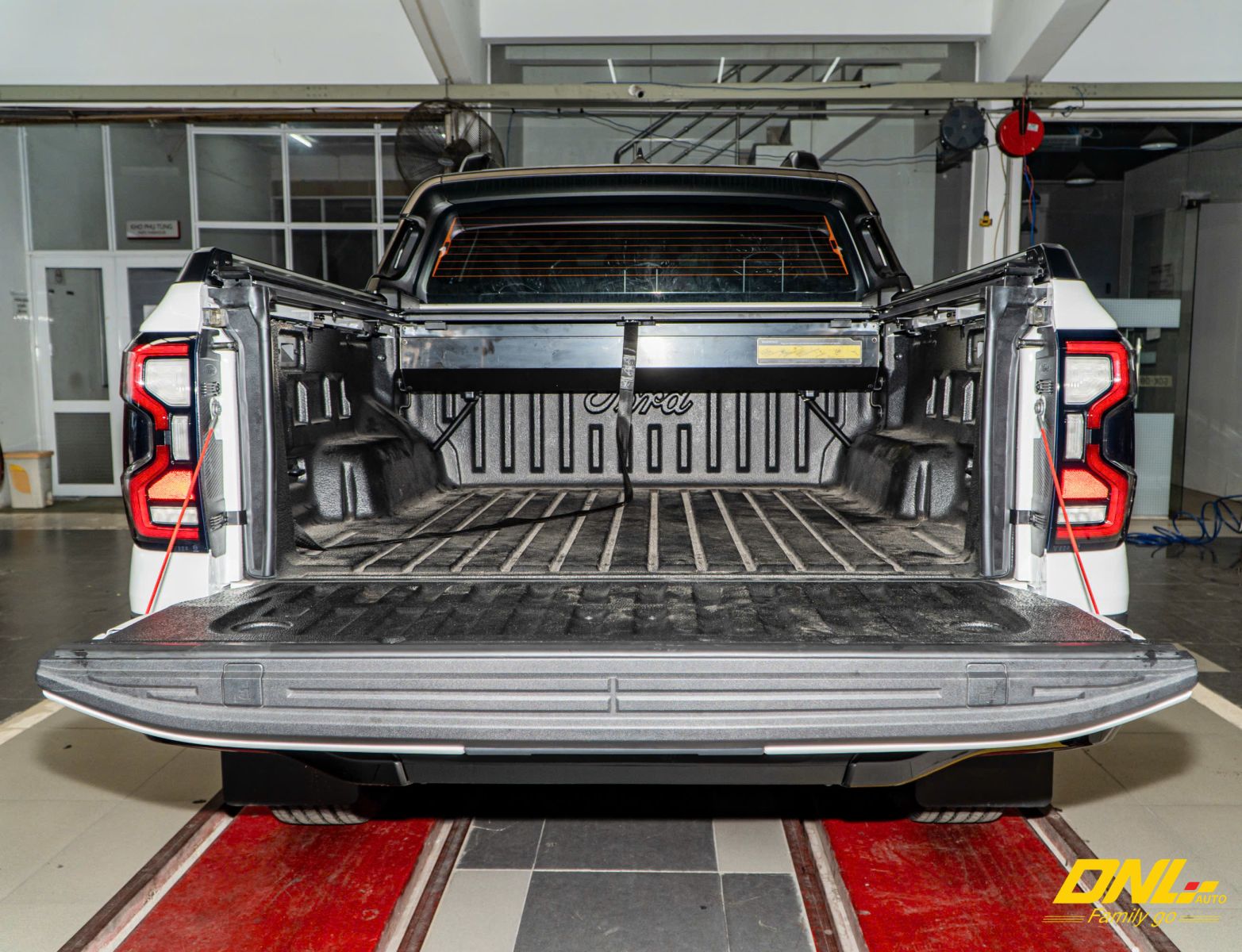 Nắp thùng cuộn cơ Option H130 dành cho Ford Ranger Stormtrak phẳng, đẹp, và dễ thao tác đóng mở