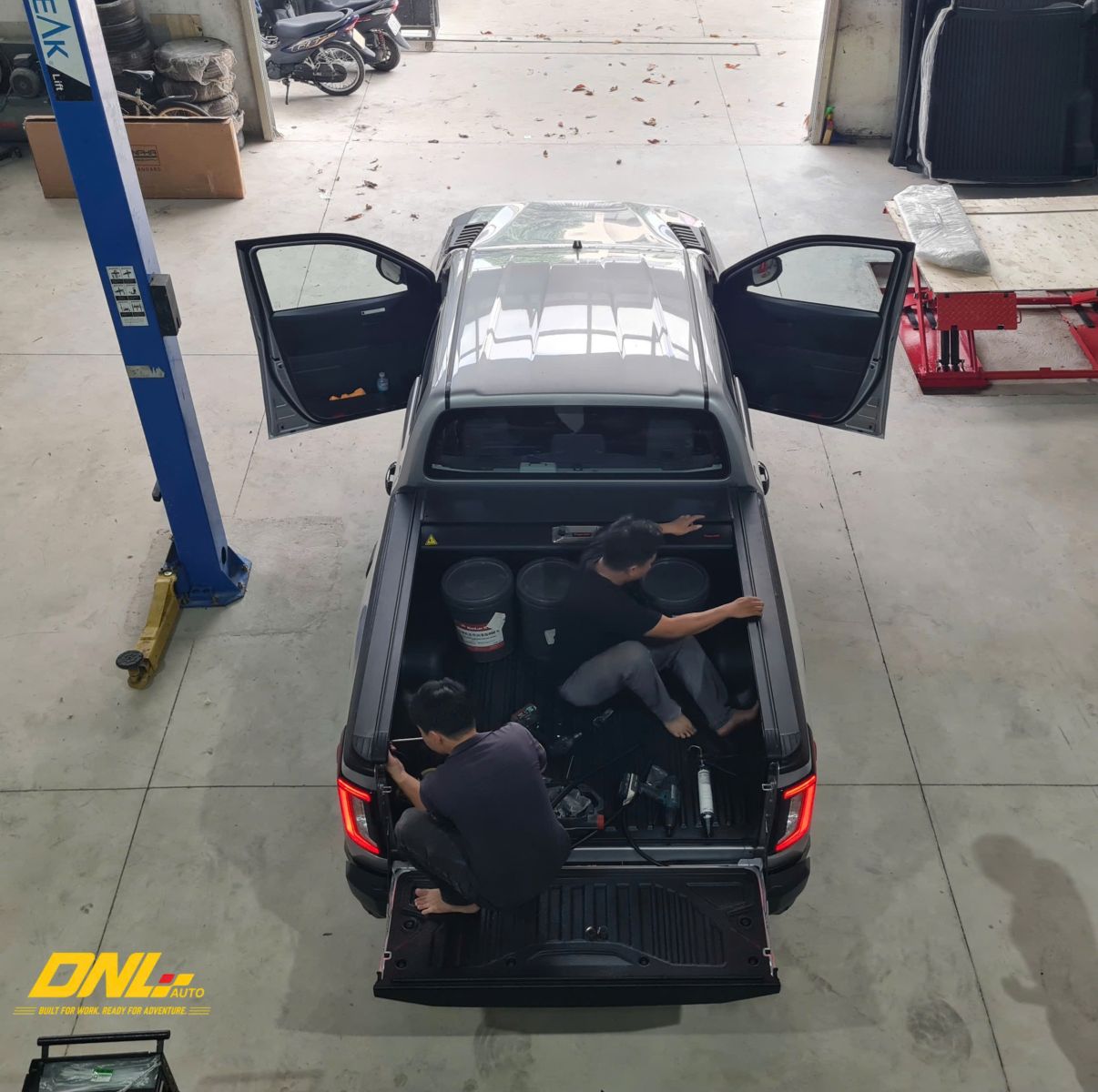 Kỹ thuật viên DNL Auto lắp đặt, cân chỉnh nắp cuộn Toproll trên Toyota Hilux 2026+