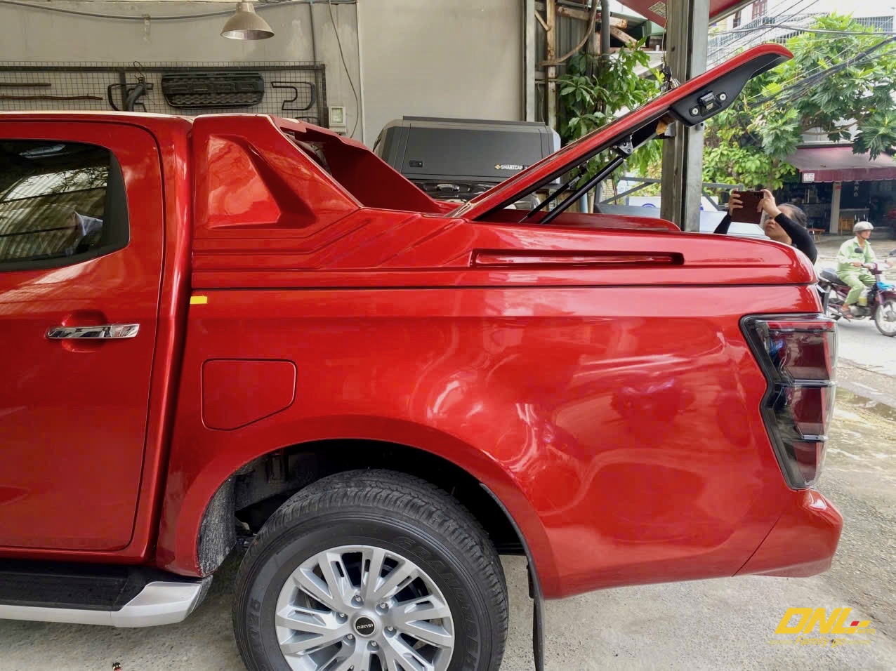 Lắp đặt nắp thùng thấp DMAX dễ dàng với các phụ kiện được thiết kế chuẩn