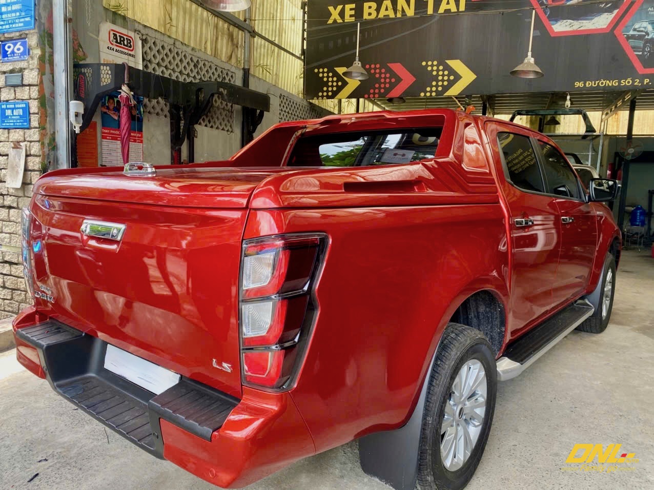 Nắp thùng thấp DMAX 2025, màu đỏ