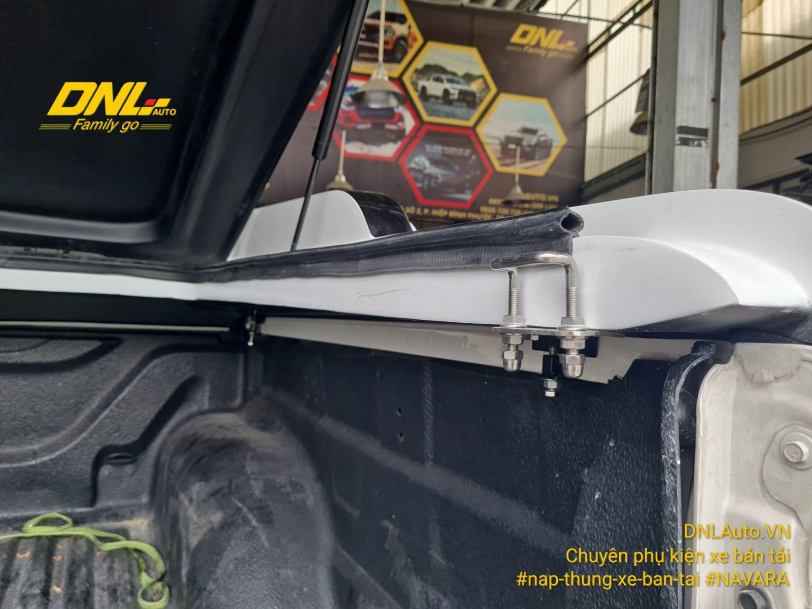 Ron chống nước của nắp thùng thấp ALL NEW NAVARA giúp chiếc nắp thùng này chống nước gần như hoàn toàn cho thùng xe của bạn